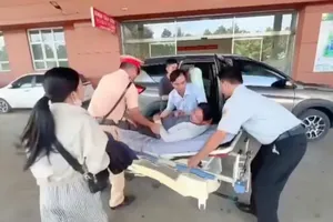 CSGT Đồng Nai hỗ trợ đưa bệnh nhân bị đột quỵ đi cấp cứu. Ảnh cắt từ clip