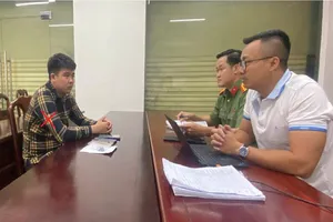 Cơ quan Công an làm việc với đối tượng Hoàng. Ảnh: CATĐN