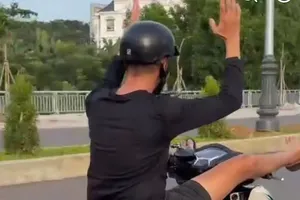 Thanh niên điều khiển xe máy bằng chân. Ảnh từ clip người dân cung cấp