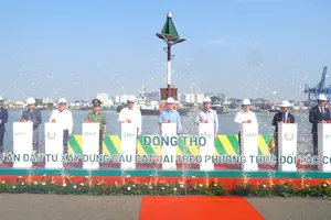 Phó Thủ tướng Mai Văn Chính cùng các đại biểu bấm nút động thổ Dự án xây dựng cầu Cát Lái 