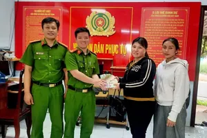 Đồng Nai: Trả lại tiền và vàng cho người phụ nữ đánh rơi