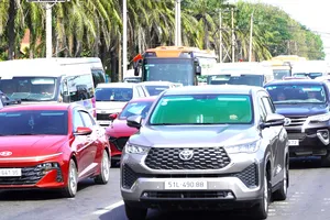 Dòng xe ùn ùn đi trên quốc lộ 51 hướng về các bãi biển phía Đông của TPHCM du xuân