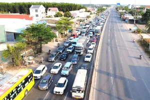 Quốc lộ 51 đoạn ngã ba Nhơn Trạch, tỉnh Đồng Nai bị kẹt xe nghiêm trọng chiều Mùng 5 Tết