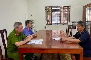 Cơ quan điều tra làm việc với đối tượng giết vợ rồi tạo dựng hiện trường giả. Ảnh: CATĐN