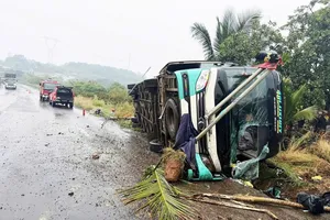 Hiện trường vụ lật xe khách trên quốc lộ 14 khiến 1 người chết và 2 người bị thương