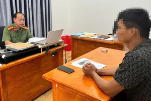 Nam thanh niên nhắn tin, thách thức lực lượng Công an Đồng Nai tại buổi làm việc. Ảnh: Công an tỉnh Đồng Nai