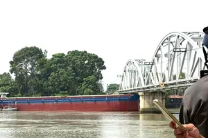 Sà lan tông cầu Ghềnh tại tỉnh Đồng Nai sáng 6-3