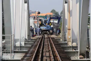 Ngành đường sắt đang khẩn trương sửa chữa cầu Ghềnh sau khi bị sà lan va chạm