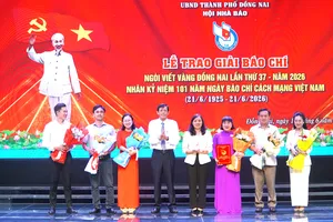 Ban tổ chức trao thưởng cho nhóm tác giả đoạt giải Nhất