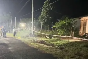 Lực lượng chức năng phong tỏa hiện trường điều tra nguyên nhân vụ việc. Ảnh: CTV