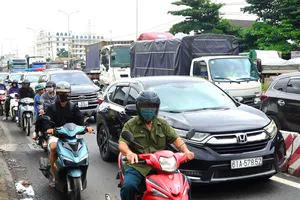 Lượng phương tiện tăng cao trên quốc lộ 51 đoạn qua TP Đồng Nai trong sáng 29-8. Ảnh: PHÚ NGÂN