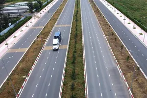 Tất bật thi công tuyến đường 10 làn xe kết nối sân bay Long Thành
