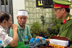 Lãnh đạo Công an TP Đồng Nai động viên, thăm hỏi thân nhân gia đình bị hại. Ảnh: CTV