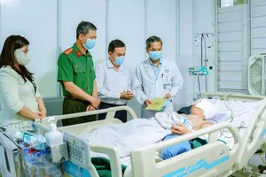 Phó Chủ tịch UBND TP Đồng Nai Lê Trường Sơn thăm hỏi, động viên nạn nhân trong vụ trọng án tại xã Bình Minh. Ảnh: H.H