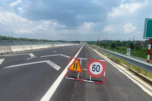 Đoạn đầu đường cao tốc Biên Hòa - Vũng Tàu sẽ được thu hẹp làn xe để thi công khắc phục sự cố sụt lún mặt đường. Ảnh: PHÚ NGÂN