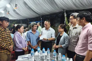 Đại diện phường Long Hưng, TP Đồng Nai gửi lời chia buồn, động viên người thân trong vụ tai nạn. Ảnh: Tuyên giáo phường Long Hưng