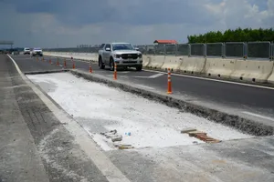 Hố công trình sửa chữa trên cao tốc Biên Hòa - Vũng Tàu đoạn qua TP Đồng Nai. Ảnh: PHÚ NGÂN