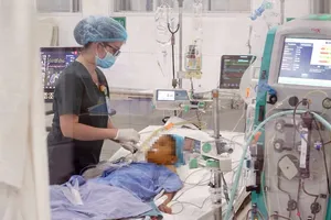 Nhân viên y tế chăm sóc bệnh nhi. Ảnh: BVCC