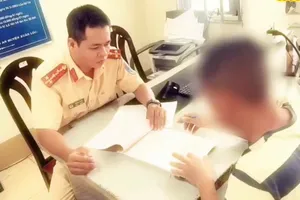 Lực lượng CSGT Công an TP Đồng Nai lập biên bản xử phạt tài xế ô tô tải cố tình vượt đường ngang với sắt gây nguy hiểm. Ảnh: CSGT TPĐN