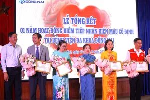 Sở Y tế TP Đồng Nai tặng giấy khen cho các tập thể cá nhân có thành tích trong hoạt động hiến máu tình nguyện. Ảnh: PHÚ NGÂN