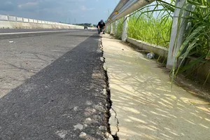 Phần bê tông rìa đường cao tốc Biên Hòa - Vũng Tàu qua TP Đồng Nai gần tách ra khỏi lớp thảm nhựa. Ảnh: PHÚ NGÂN