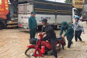 Lực lượng chức năng hỗ trợ người dân phường Long Thành, TP Đồng Nai sau cơn mưa lớn. Ảnh: CTV