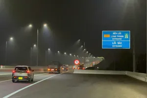 Xe nối đuôi nhau từ miền Tây về miền Đông Nam bộ. Ảnh: PN