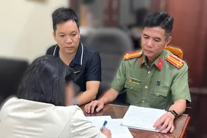 Công an phường Tân Triều phối hợp Phòng nghiệp vụ làm việc với bà Đ.T.T.H. Ảnh: CA TPĐN
