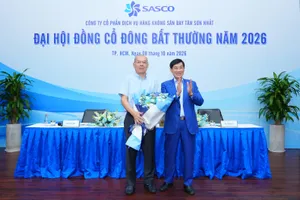 Ông Nguyễn Hạnh, Chủ tịch HĐQT chúc mừng ông Dư Kim Thăng trúng cử vào Hội đồng Quản trị Công ty SASCO