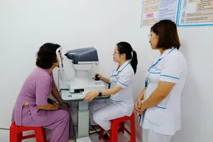 Người dân đến thăm khám, điều trị các bệnh lý về mắt tại Bệnh viện Mắt Sài Gòn - Bình Phước