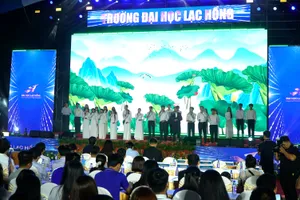 Văn nghệ chào mừng chương trình Ngày hội chào đón tân sinh viên LHU 2026. Ảnh: PHÚ NGÂN