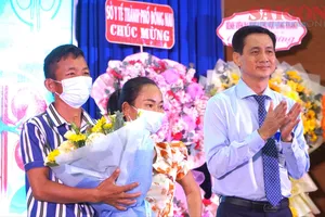 Lãnh đạo Bệnh viện Đa khoa Đồng Nai tặng hoa chúc mừng ca ghép thận đầu tiên đã thực hiện thành công. Ảnh: PHÚ NGÂN