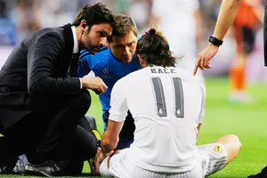 Tiến sĩ Jesus Olmo (bìa trái) đã rời Real Madrid.