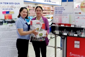 Khách hàng nhận bộ tặng phẩm cao cấp trị giá hơn 3 triệu đồng tại Co.opmart Phan Văn Trị