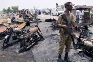 Hiện trường vụ cháy nổ xe chở dầu ở Bahawalpur, Pakistan, ngày 25-6-2017. Ảnh: REUTERS
