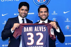 Danie Alves (phải) đã kết duyên cùng PSG.