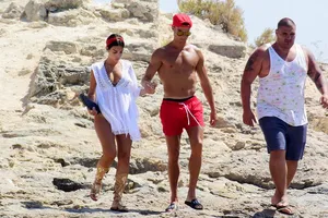 Chuyến du lịch hè của gia đình Ronaldo đã mất vui.