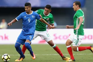 Jamaica (trái) sẽ là thử thách không hề dễ dàng với Mexico.