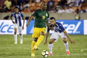 Cựu tuyển thủ Pháp Florent Malouda (trái) trong màu áo tuyển French Guiana.