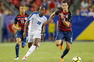 Mỹ (phải) giành được thắng lợi trước Martinique.