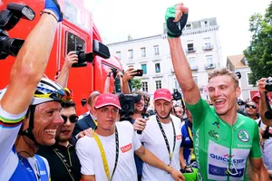 Marcel Kittel (phải) ăn mừng chiến thắng cùng các đồng đội