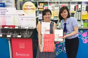 Khách hàng nhận miễn phí bộ tặng phẩm cao cấp