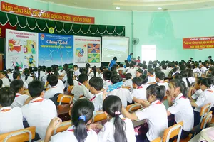 Các em học sinh tham gia chương trình tiết kiệm điện được tuyên truyền tại các trường học