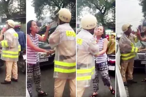 N​gười phụ nữ lớn tiếng chửi bới chiến sĩ CSGT. Ảnh cắt từ clip