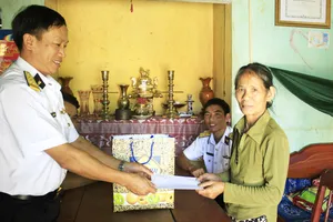 Lữ đoàn 680 thăm và tặng quà các gia đình chính sách tại xã Bình Châu, huyện Bình Sơn, tỉnh Quảng Ngãi