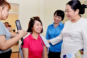 Phó Bí thư Thành ủy TPHCM Võ Thị Dung trò chuyện cùng công nhân đang làm đẹp miễn phí tại Nhà văn hóa lao động Khu Công nghệ cao TPHCM