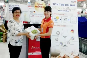 Khách hàng nhận quà sang miễn phí tại Co.opXtra Linh Trung - Thủ Đức