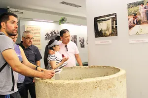 Khách quốc tế tham quan Bảo tàng Chứng tích chiến tranh. Ảnh: LÊ MINH