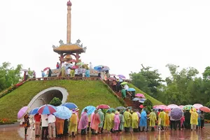 Tưởng niệm các liệt sĩ dưới mưa