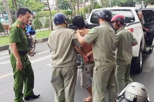 Công an khống chế nam thanh niên nghi ngáo đá